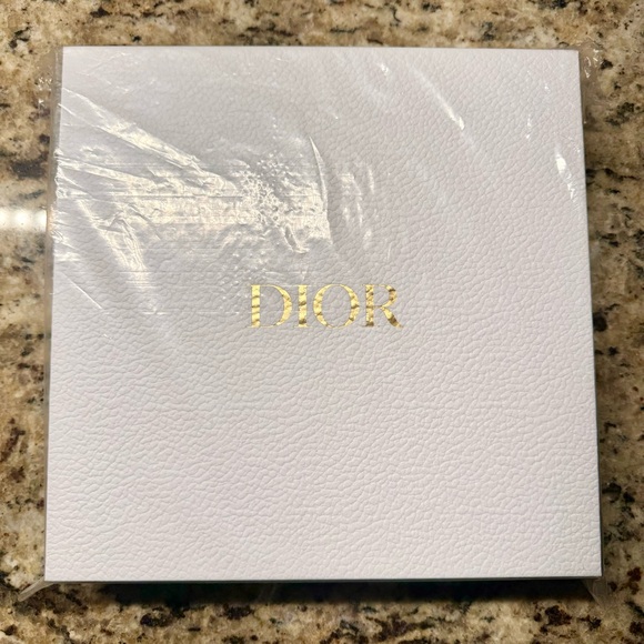 Dior "Around The World" Puzzle - Picture 2 of 7